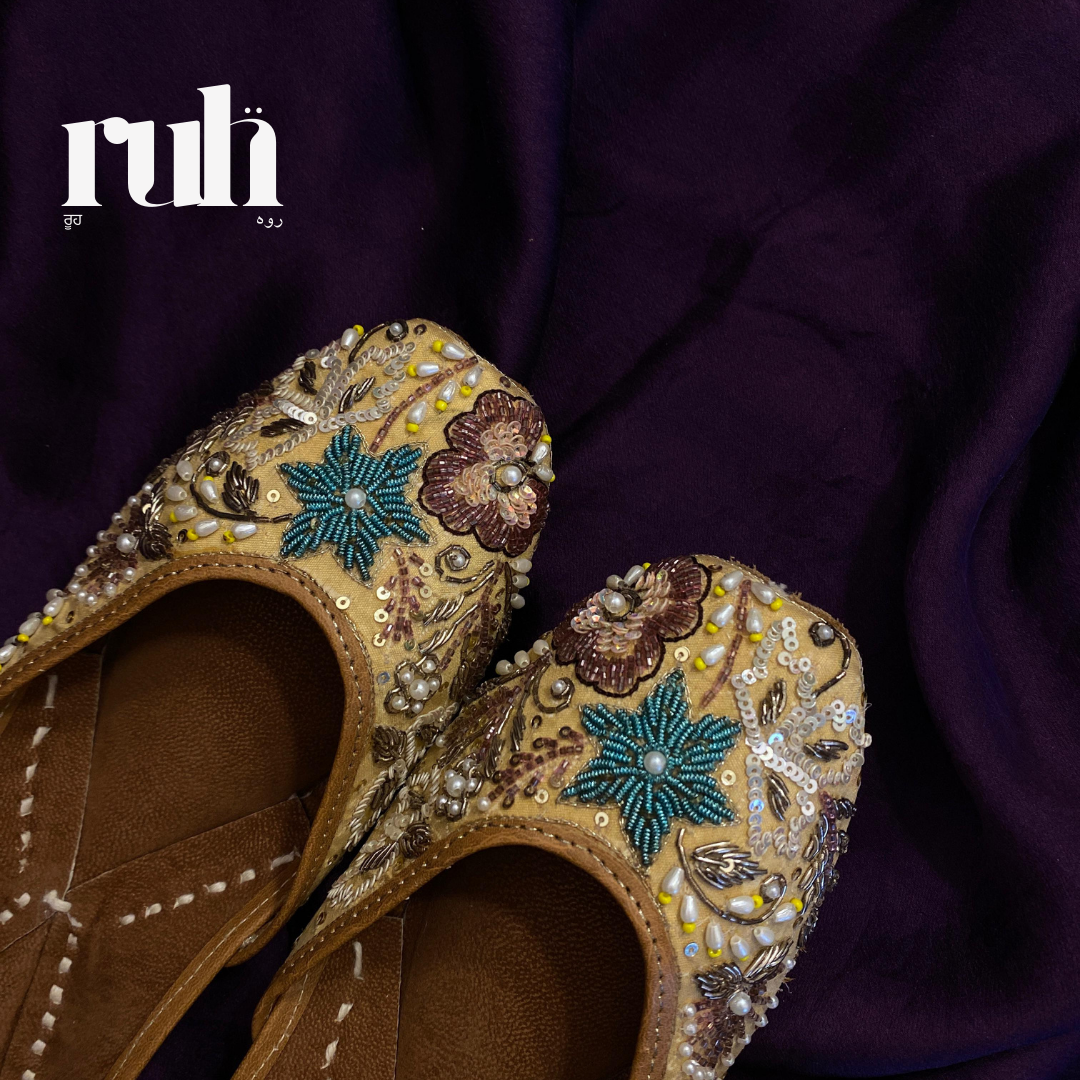 Laaj - Floral Embroidered Jutti