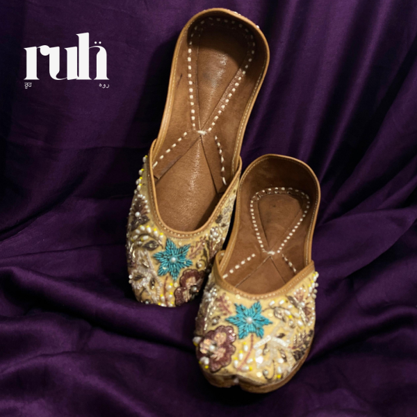 Laaj - Floral Embroidered Jutti